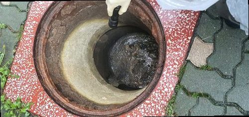 파주 오도동 하수구막힘 싱크대 하부 배관과 배수 상태를 확인하는 현장 점검 모습