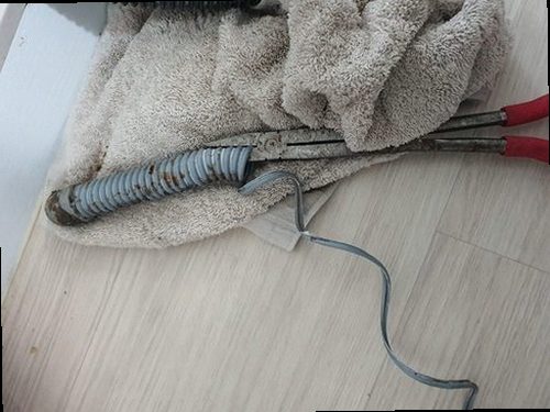 파주 적성면 하수구막힘 배수 상태와 배관 연결부를 확인하는 현장 점검 모습
