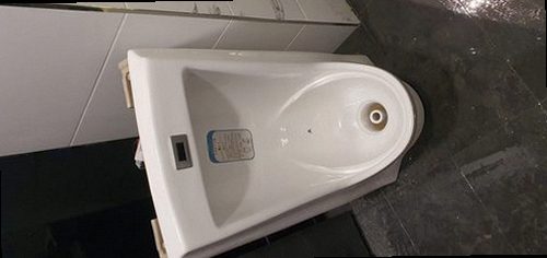 파주 목동동 하수구막힘 욕실 바닥 배수구 주변의 물 고임을 확인하는 현장 점검 모습