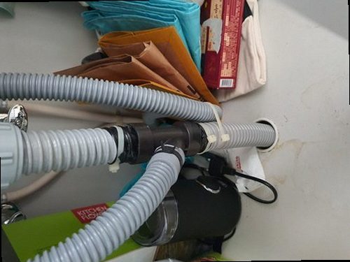 파주 하수구막힘 배관 세척 후 물 흐름을 다시 확인하는 과정