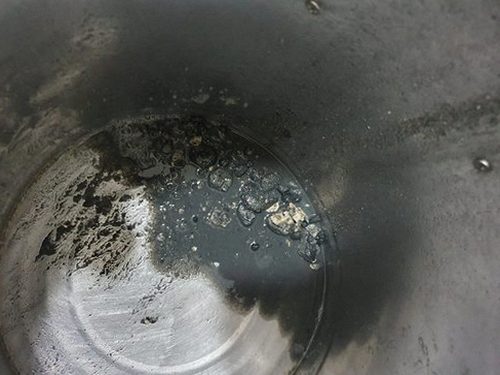 파주 하수구막힘 배수트랩을 점검하는 작업 장면
