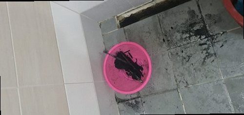 파주 진동면 하수구막힘 배수구 주변 상태와 물 흐름을 확인하는 모습