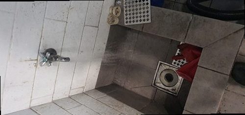 파주 탄현면 하수구막힘 배수구 주변의 물 고임과 오염 상태를 확인하는 모습