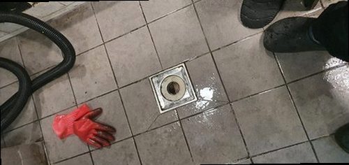 파주 아동동 하수구막힘 배관 점검 전 작업 범위와 안전 수칙을 확인하는 장면
